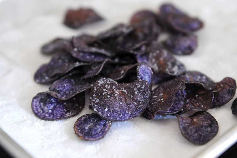 чипсы из фиолетового картофеля