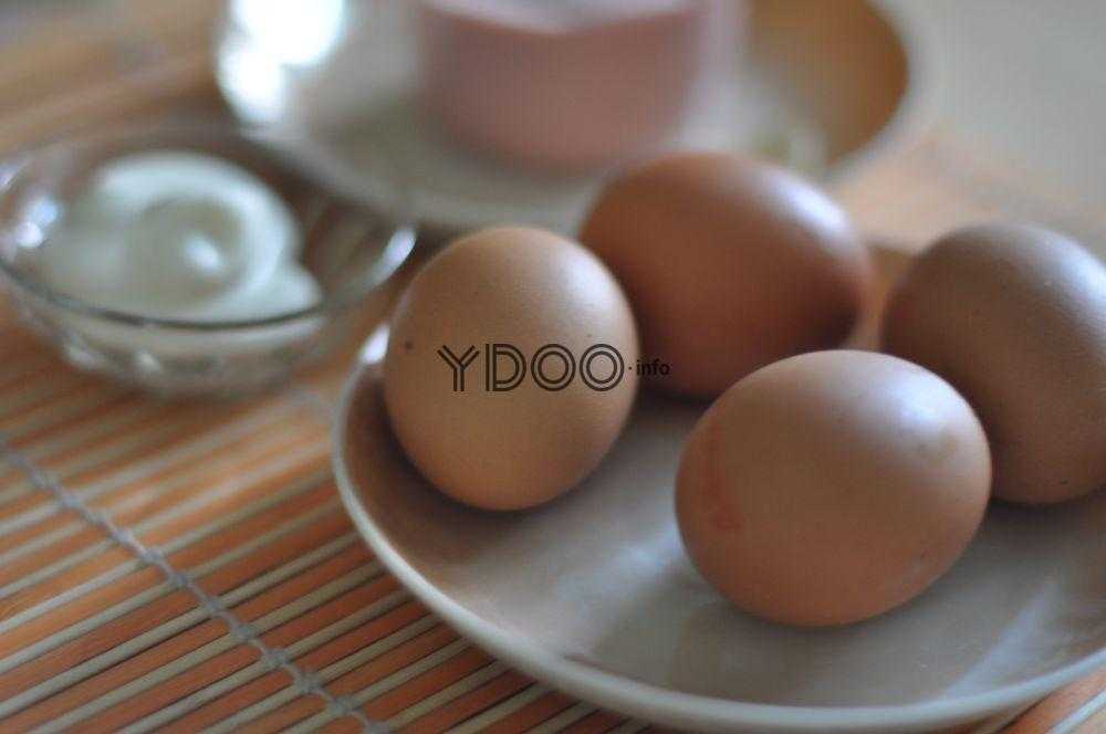 куриные яйца на кухонном столе