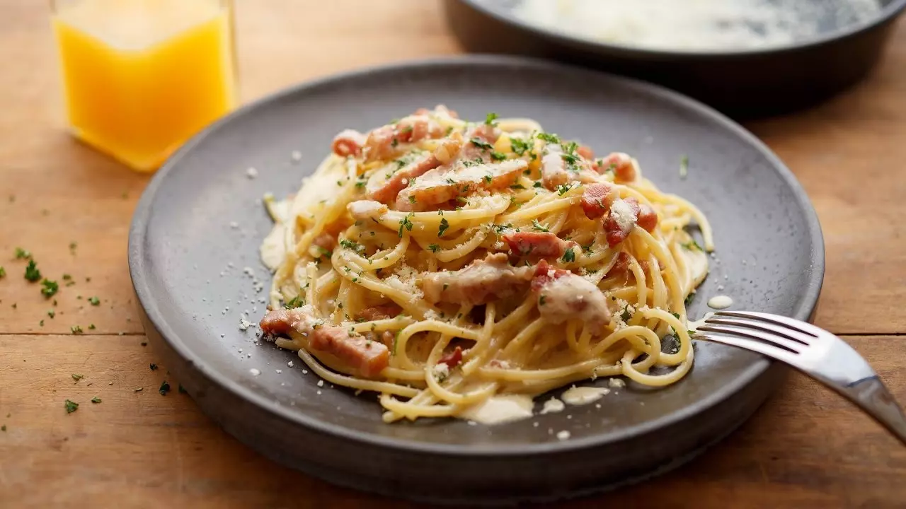 спагетти в тарелке с пармезаном