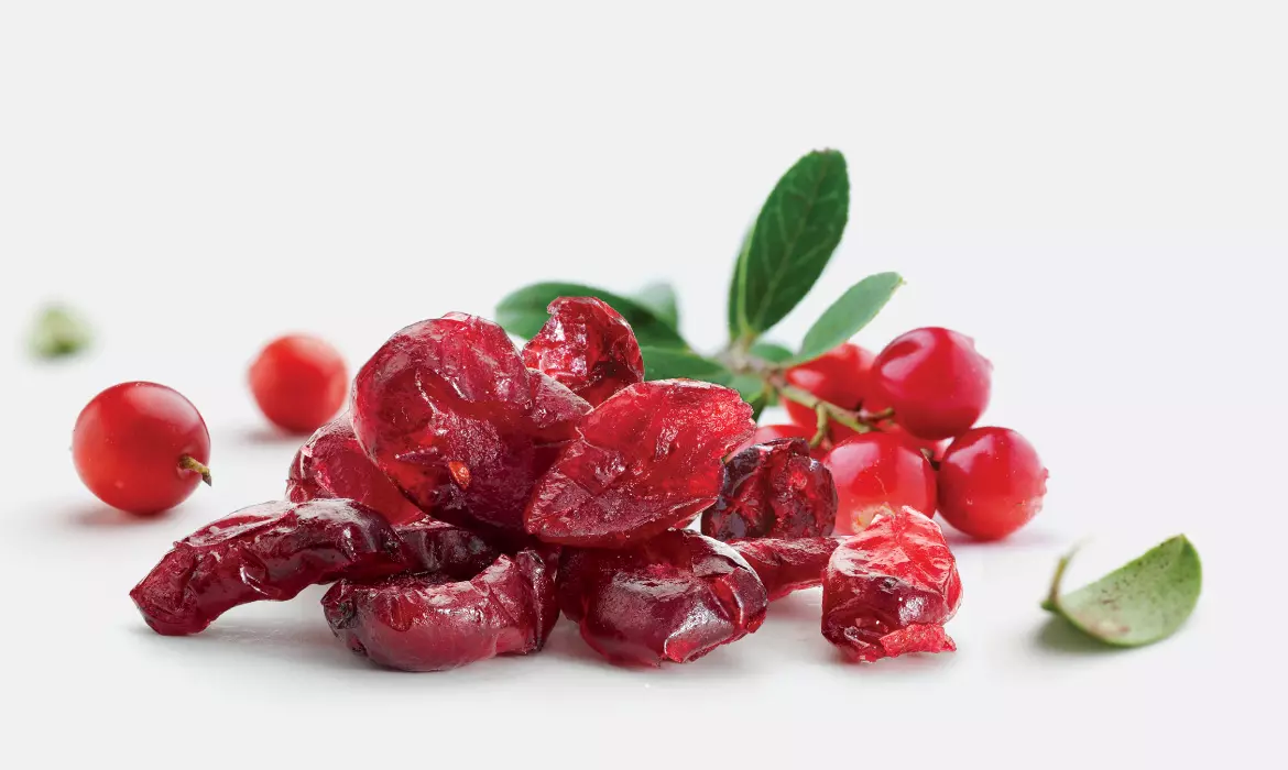 ягоды свежей и сушеной клюквы