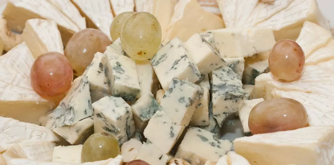 сыр с голубой плесенью и виноград