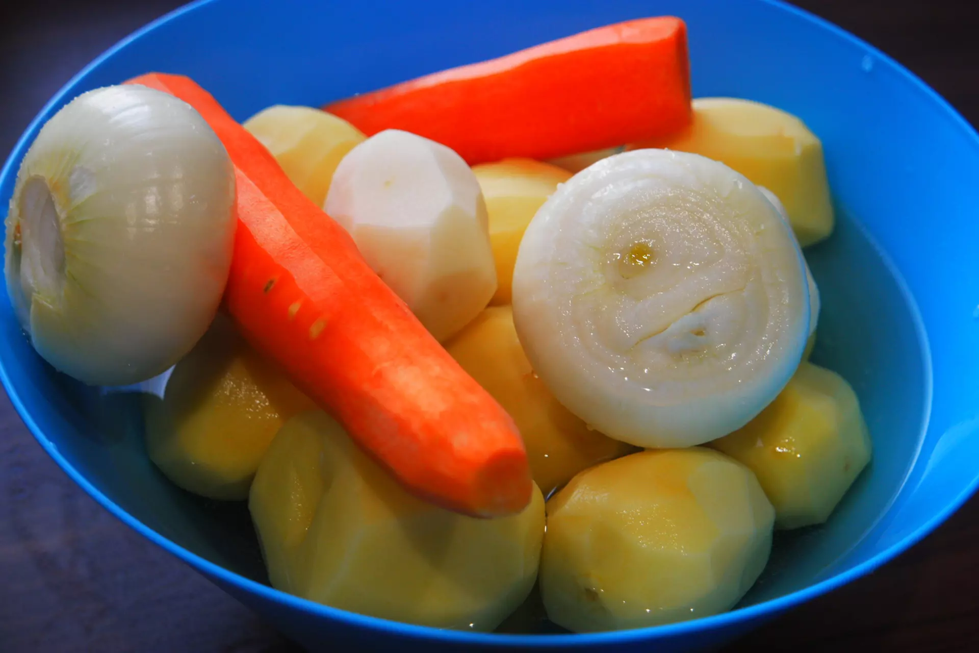 очищенный картофель, две луковицы и две морковки в миске