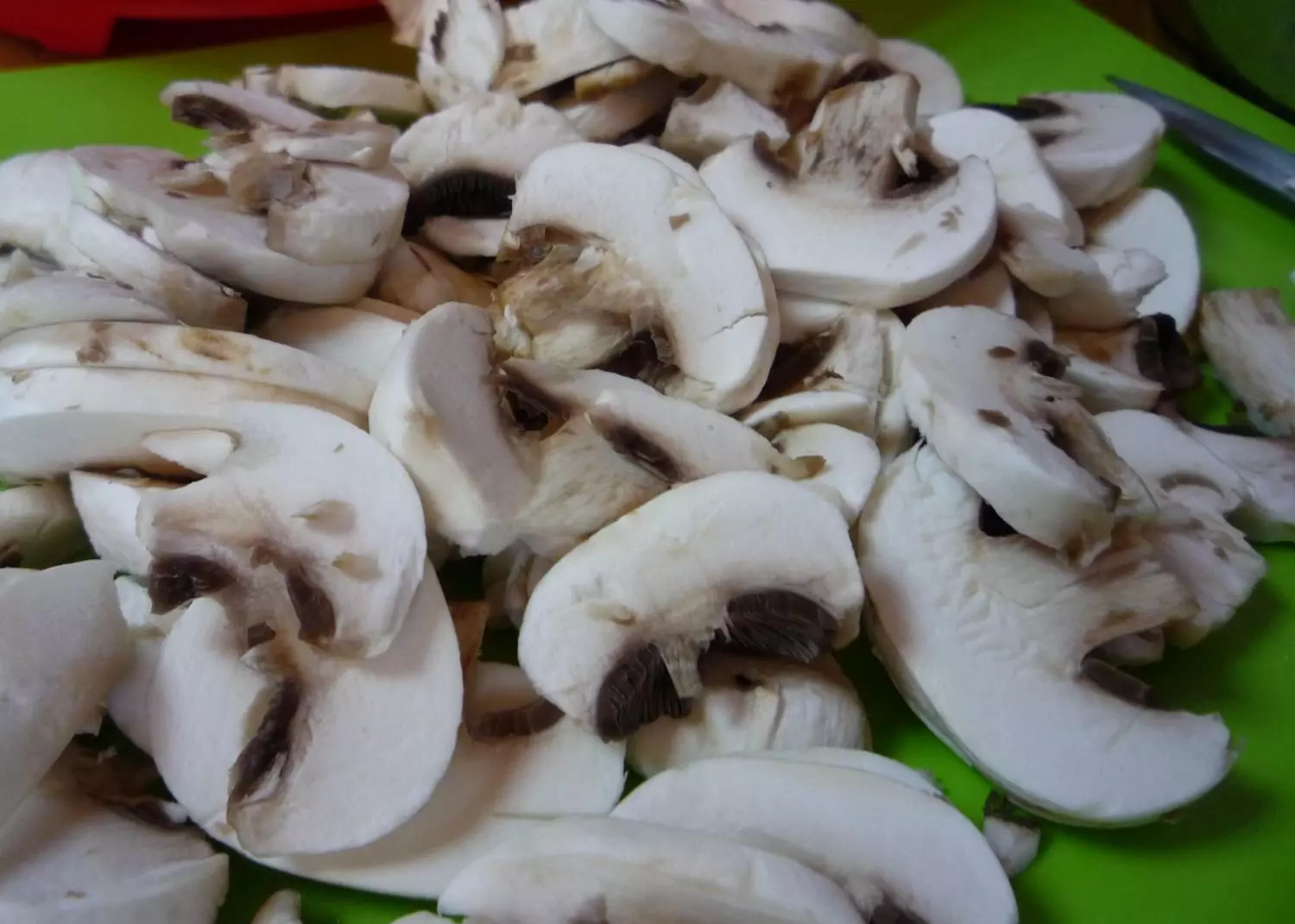 нарезанные слайсами грибы