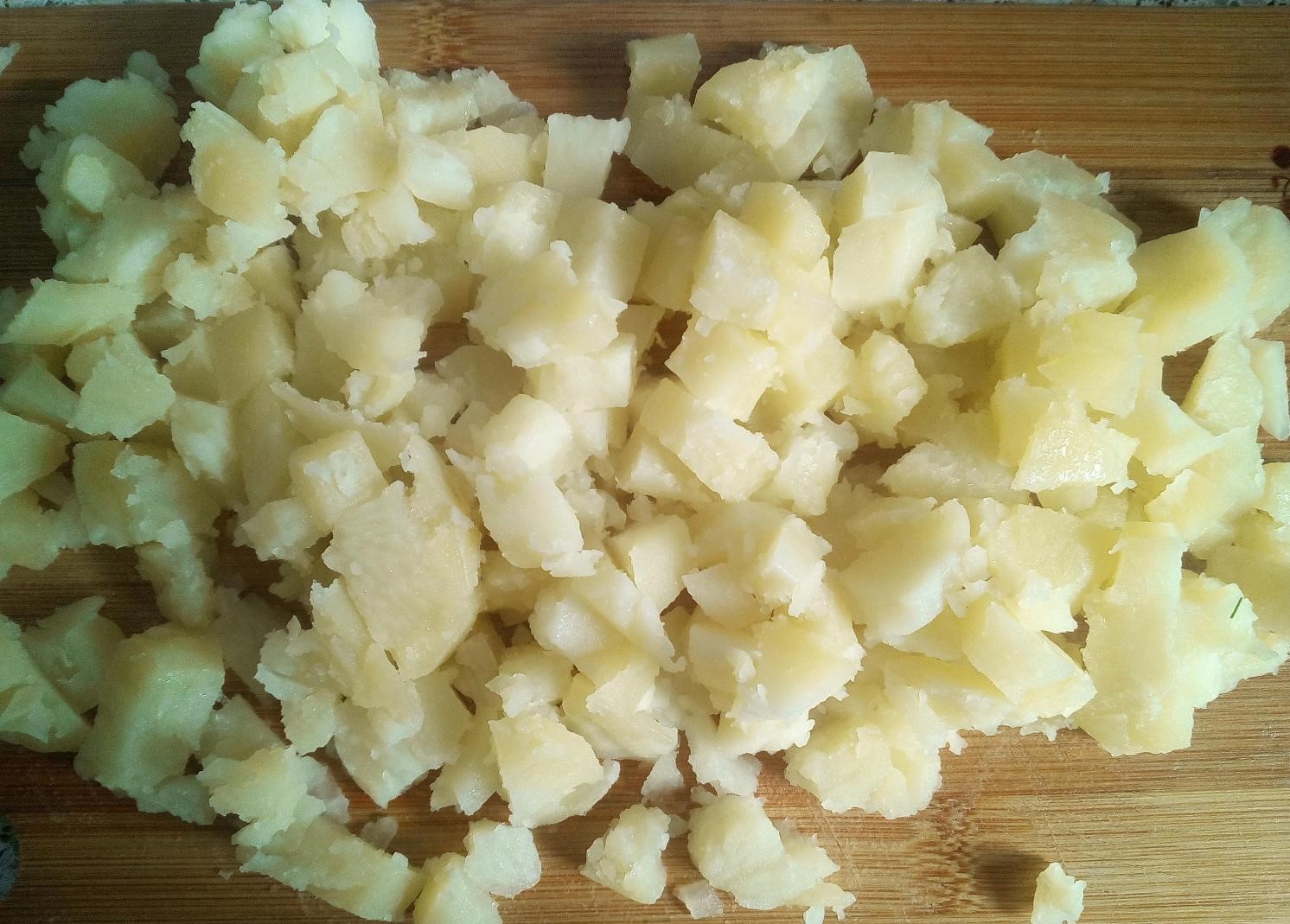вареный картофель, нарезанный кубиками