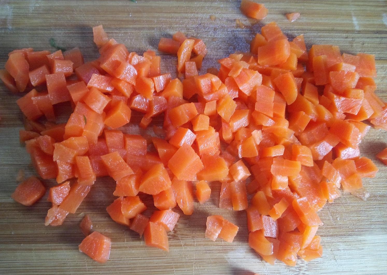 вареная морковь, нарезанная кубиками