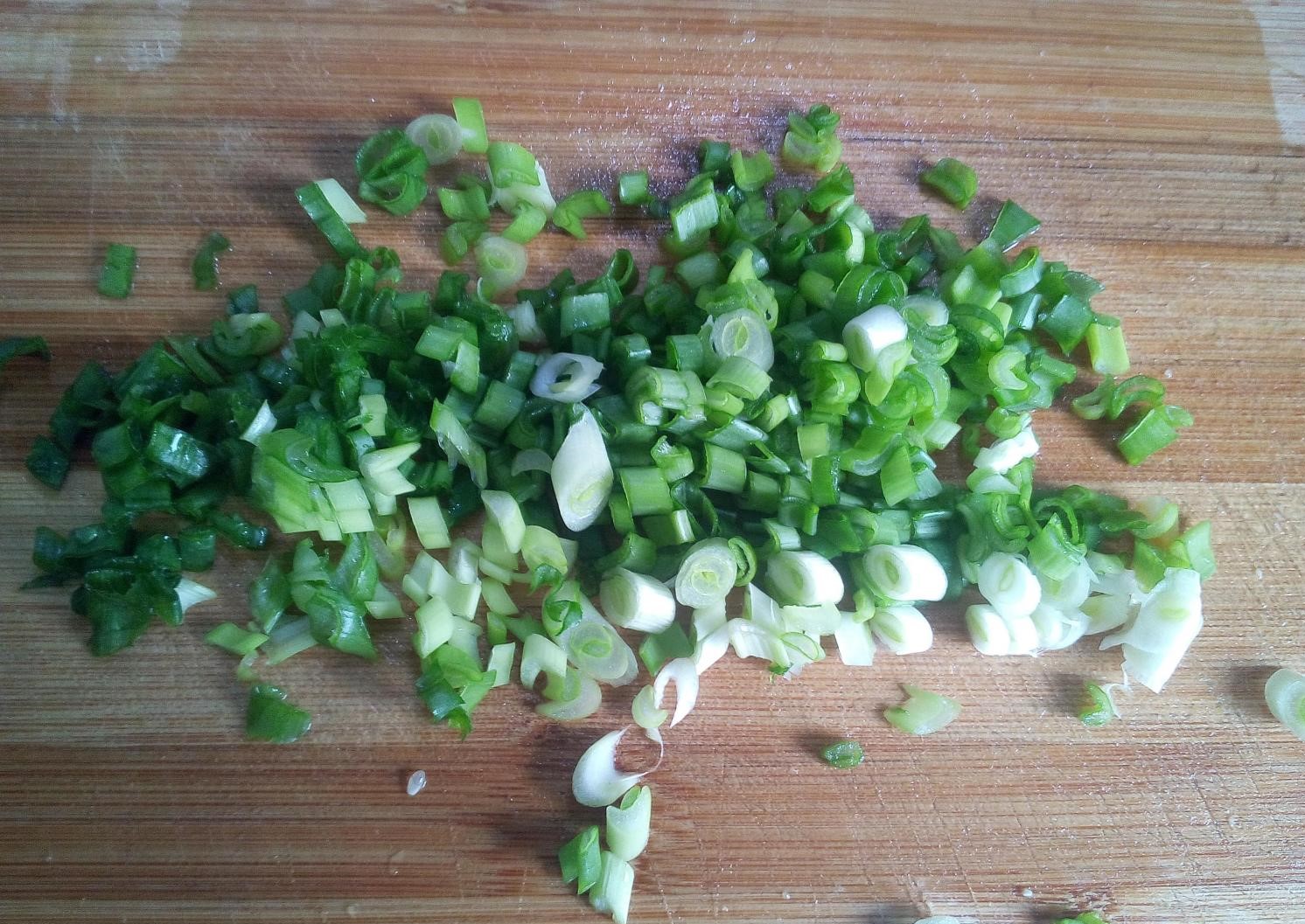 нарезанный мелко зеленый лук