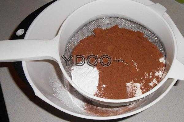 какао и муку просеивают в миску через мелкое сито