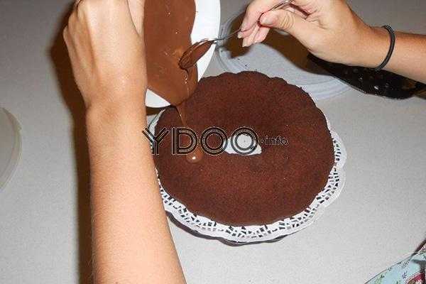 шоколадный кекс поливают растопленной нутеллой