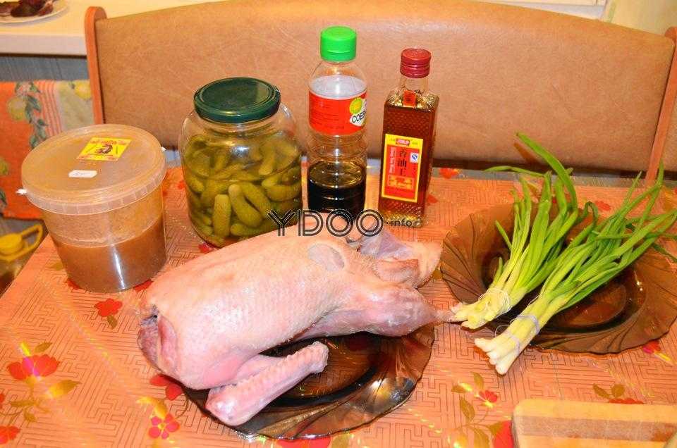 ингредиенты для приготовления настоящей утки по-пекински на столе