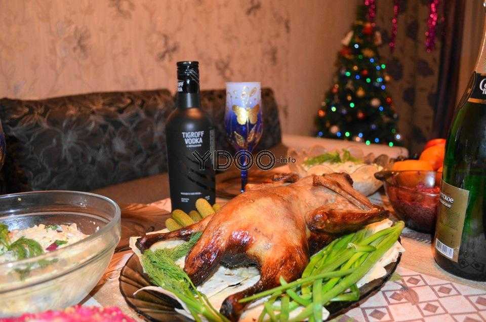 утка по-пекински на праздничном столе с другими блюдами