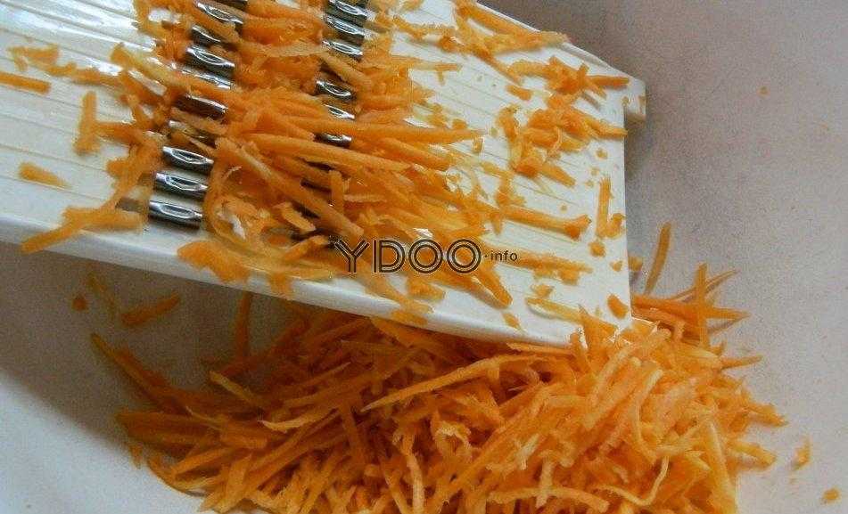 морковь, натертая на терке для моркови по-корейски