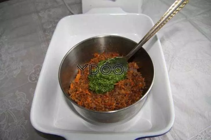 фарш для кеббе с соусом Песто в металлической миске на столе