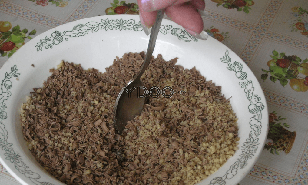 тертый шоколад смешивают с измельченными грецкими орехами в одной тарелке