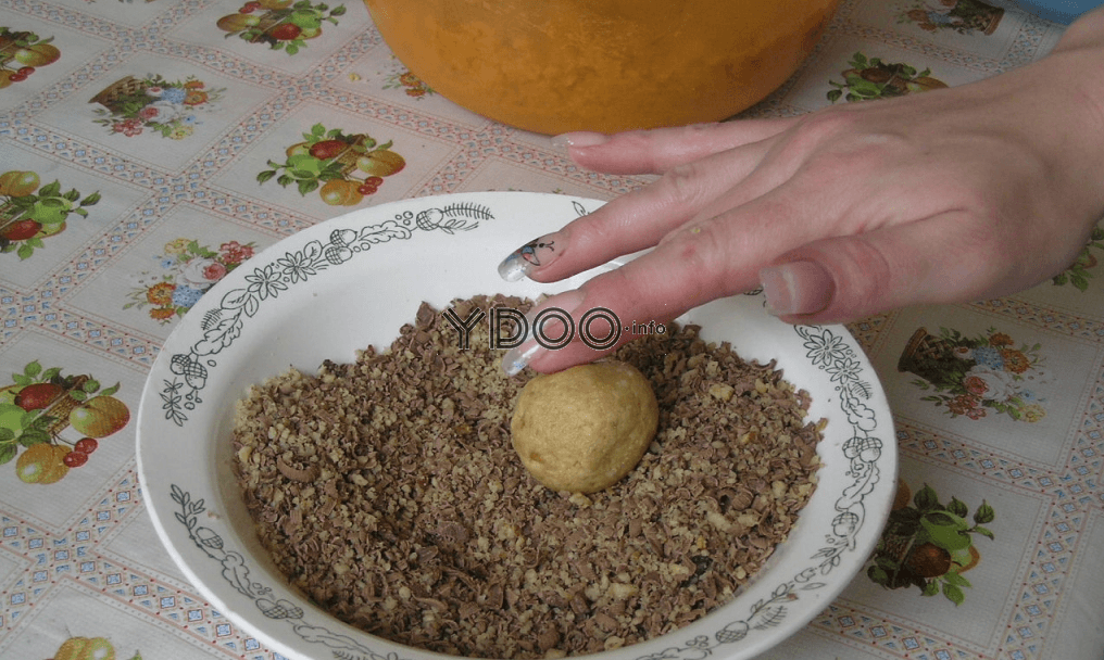 пирожное в виде шарика обваливают в панировке из тертого шоколада и измельченных грецких орехов