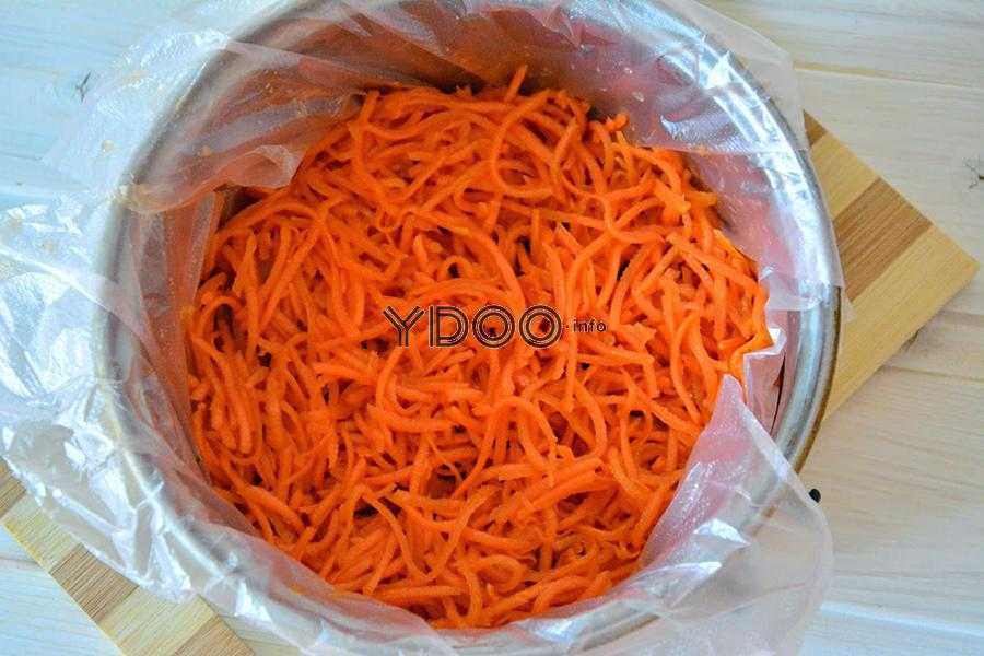 морковь по-корейски в миске