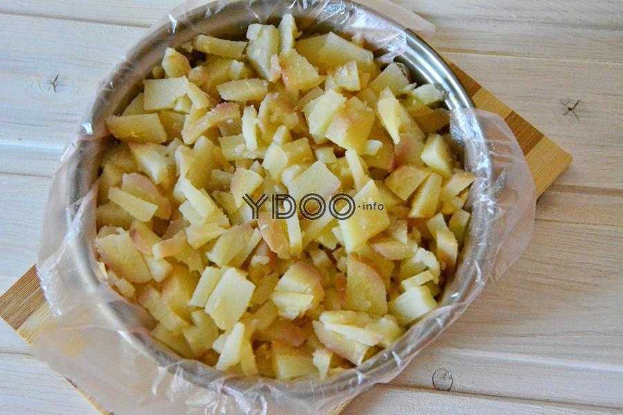 вареный картофель нарезанный кубиками