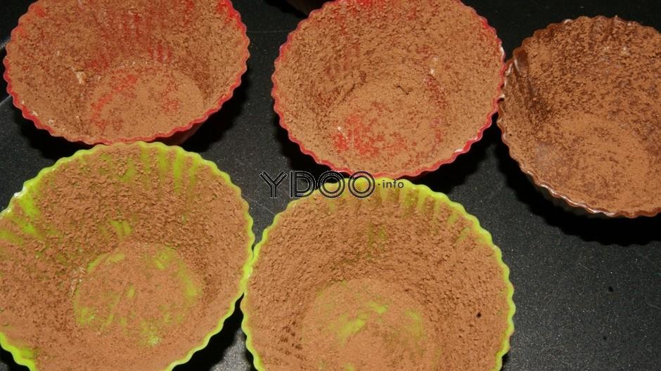 силиконовые формочки для кексов разных цветов, присыпанные внутри какао-порошком