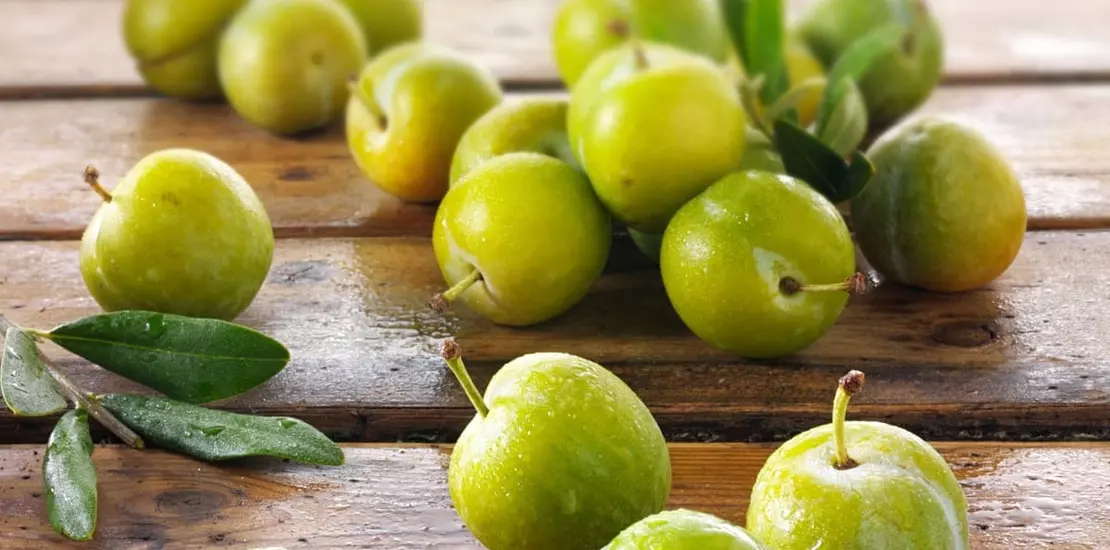 плоды зеленой алычи на столе