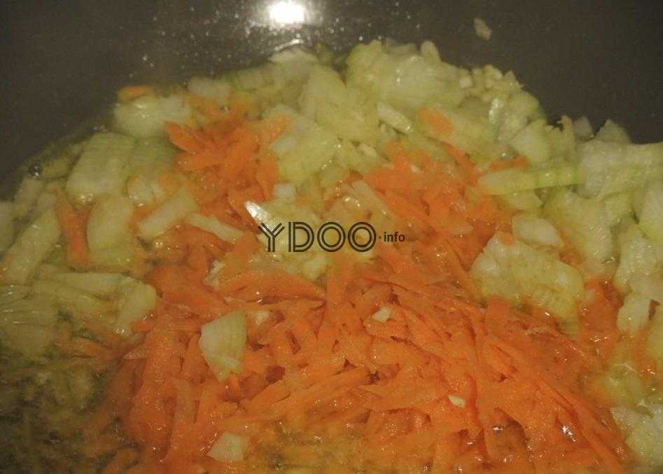 тертая морковь и нарезанный лук жаренные в масле на сковороде