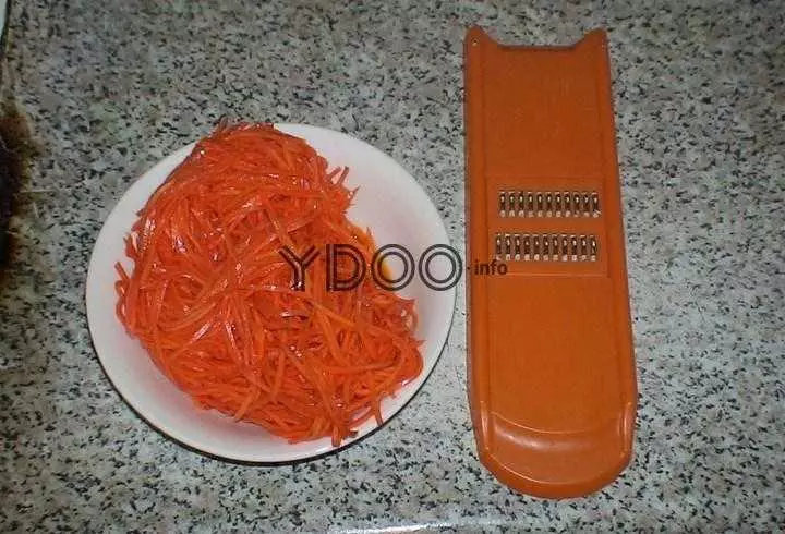 морковь тертая на терке по-корейски в тарелке на столе