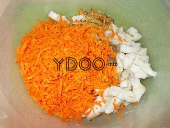 филе судака в миске с тертой морковью