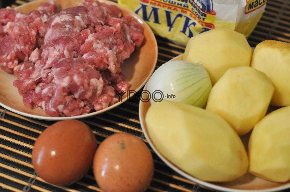мясной фарш, очищенные картофель и лук, яйца