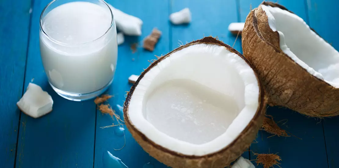 кокосовое молоко и две половинки кокоса
