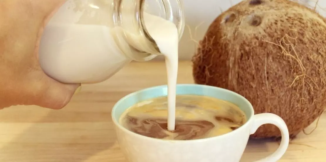 кокосовое молоко добавляют в кофе