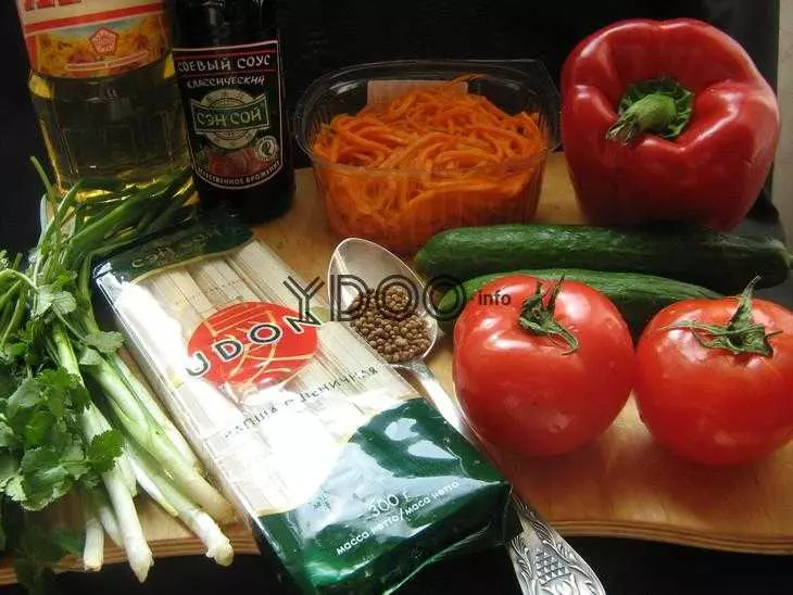 два помидора, два огурца, красный болгарский перец, морковь по-корейски, свежая кинза и зеленый лук, кориандр в зернах, бутылочка соевого соуса и растительного масла, пачка лапши удон на столе