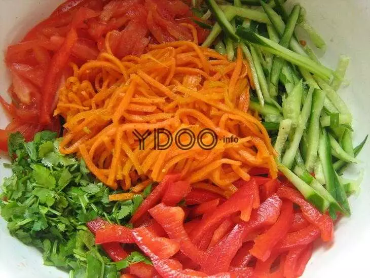 морковь по-корейски, измельченные огурцы, помидоры, перец, зелень в глубокой миске