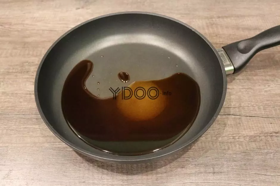 соевый соус на сковороде с тефлоновым покрытием, которая стоит на кухонном столе