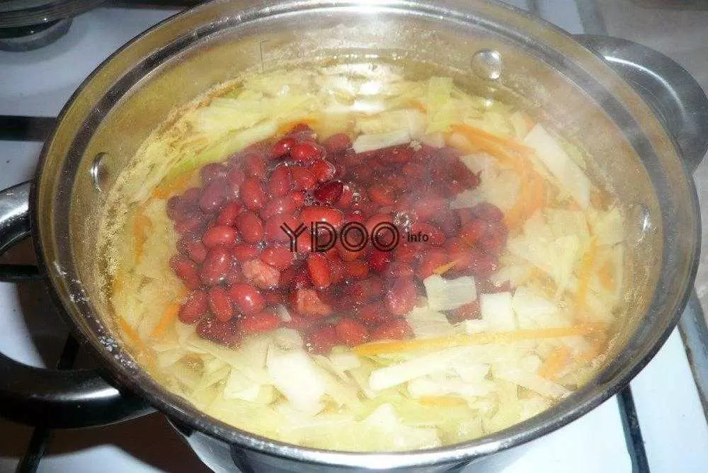 консервированная красная фасоль в кастрюле с капустой и луком