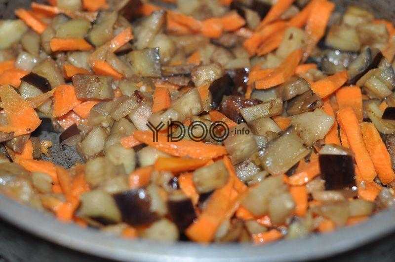 баклажаны с морковью на сковороде