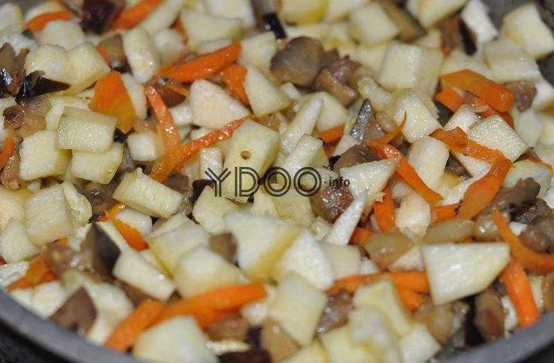 баклажаны, кабачки и морковь на сковороде