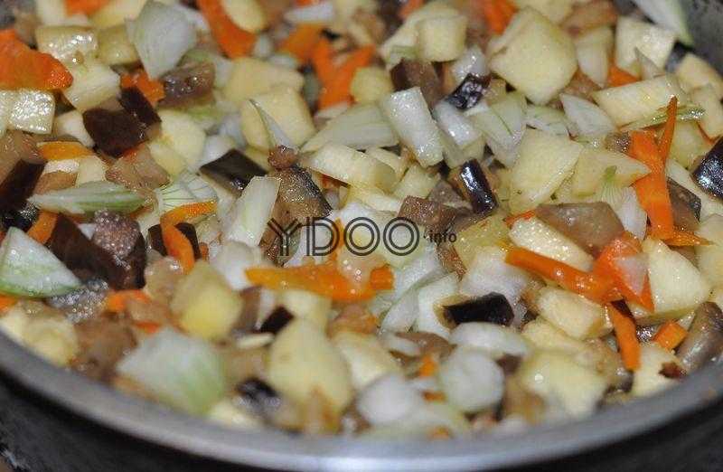 баклажаны, кабачки, морковь и лук на сковороде