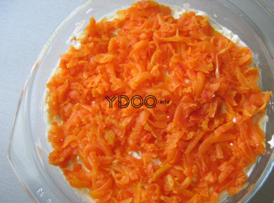 тертая вареная морковь лежит ровным слоем в блюде