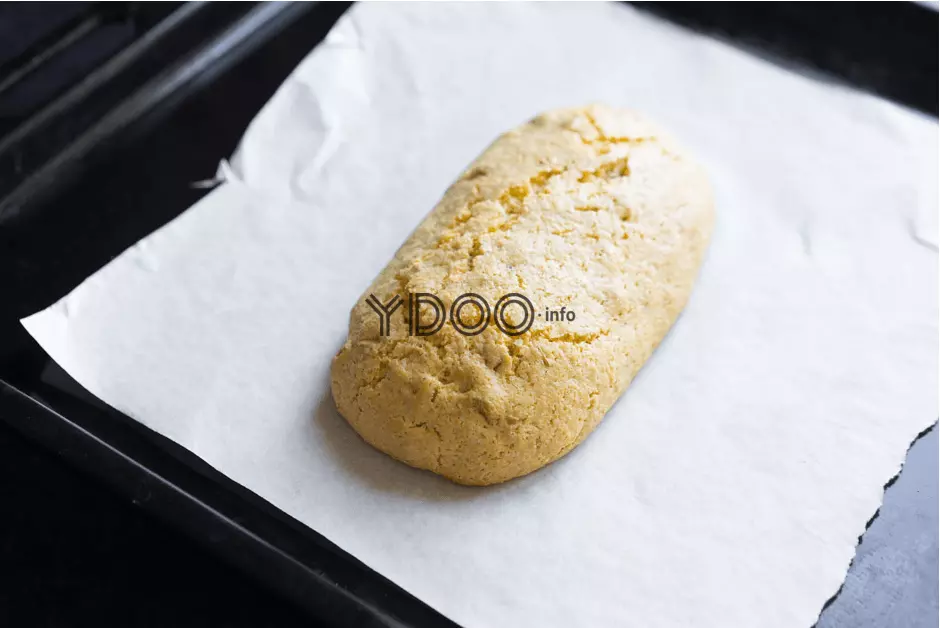 готовое и румяное печенье на пергаментной бумаге на противне