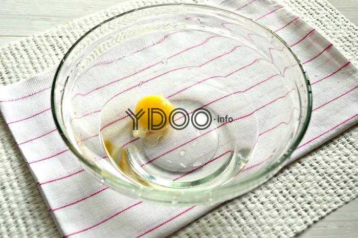 яичный желток в воде в прозрачной стеклянной тарелке на полотенце на столе
