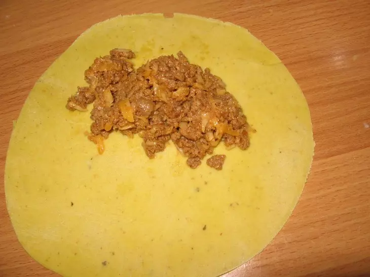 начинка из фарша и сыра, выложенная на сырую тортилью на столе