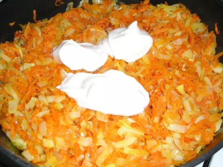 обжаренные морковь и репчатый лук с майонезом на сковороде