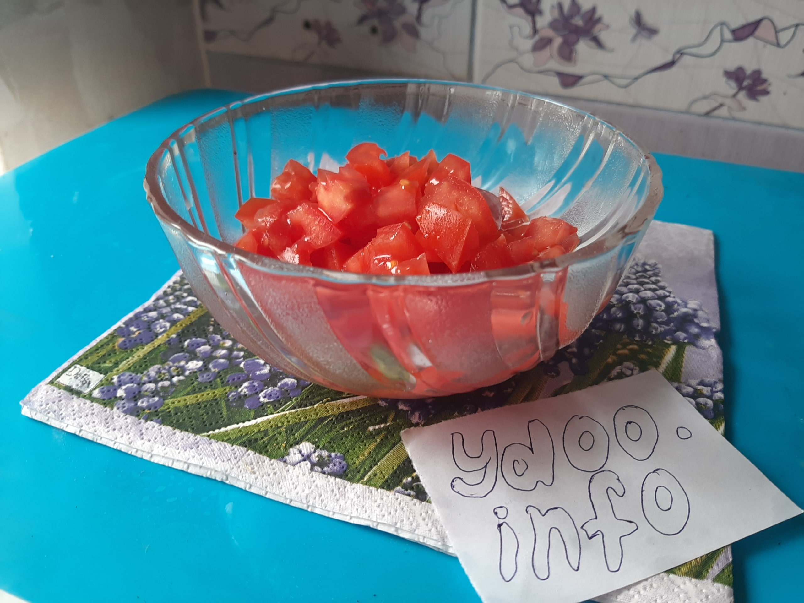 свежие помидоры, нарезанные кубиками, сложены в салатнице