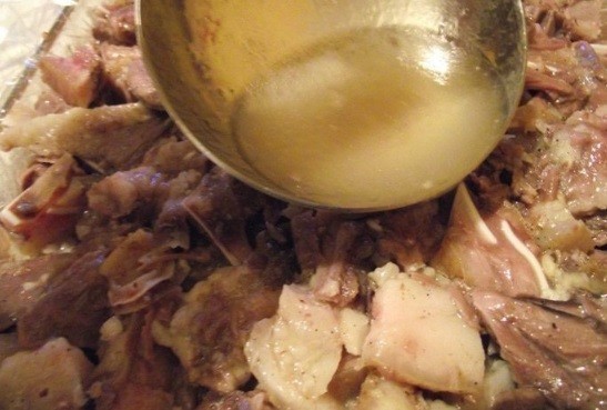 вареные кусочки свиного мяса заливаются бульоном
