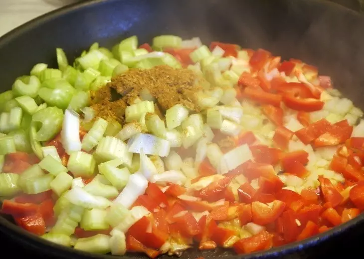 измельченный болгарский красный и зеленый перцы в сковороде со специями