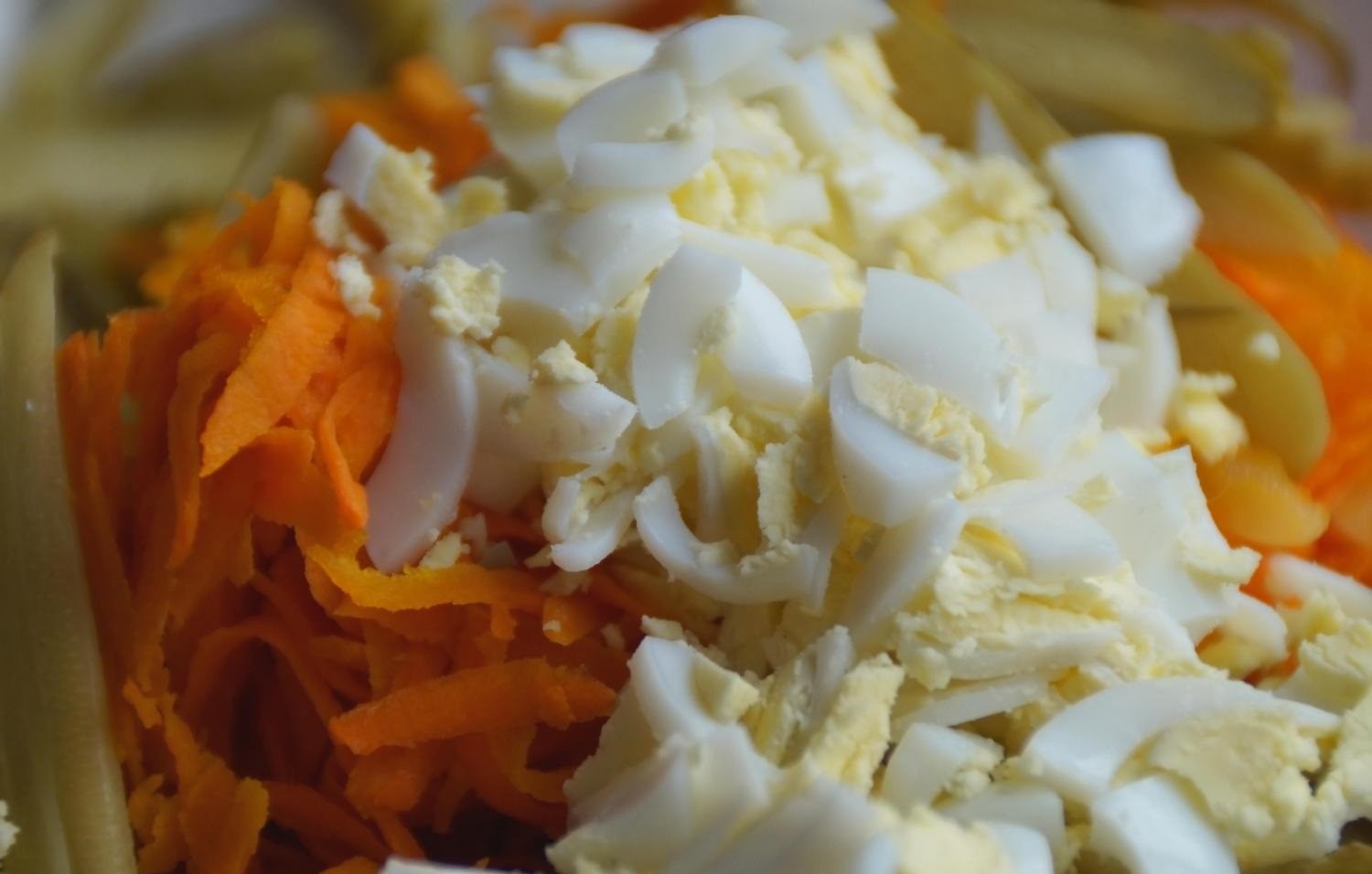 нарезанные вареные яйца и тертая морковь