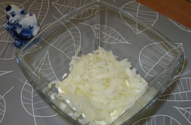 нарезанный вареный картофель в стеклянной миске на столе