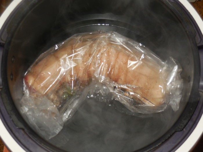 рулет из свиного сала в пакете для запекания, залитый водой, в чаше мультиварки