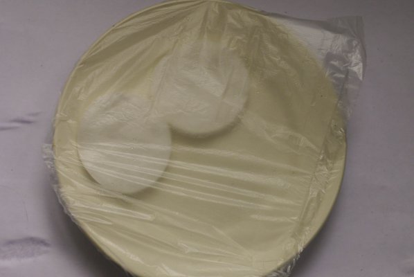 ватные диски на тарелке, накрытой пакетиком