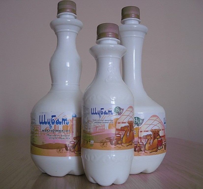 Мама купила 4 л кумыса. Шубат напиток Казахстан. Кумыс шубат. Шубат кисломолочные напитки. Молочные напитки кумыс шубат.