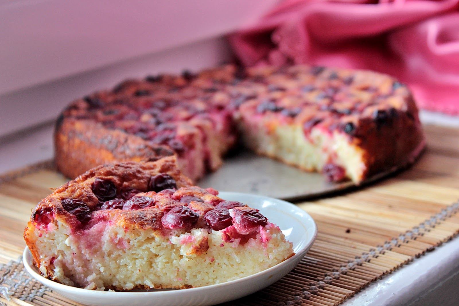 Вишневый пирог простой рецепт. Творожная запеканка с ягодами. Пирог с творогом и ягодами. Пирог с творогом и вишней в духовке. Запеканка с вишней.