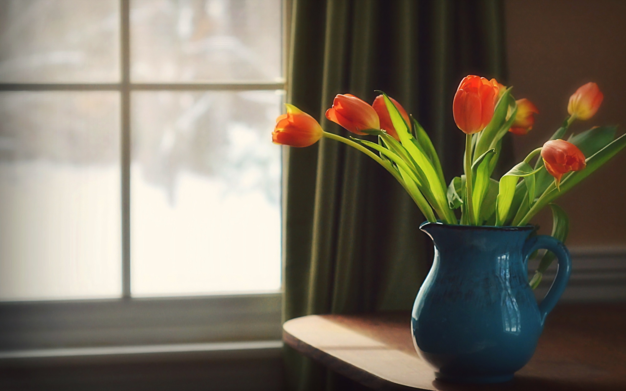Фото тюльпаны в вазе на столе. Цветы в вазе. Цветы на окне. Тюльпаны в вазе. Ваза с тюльпанами.